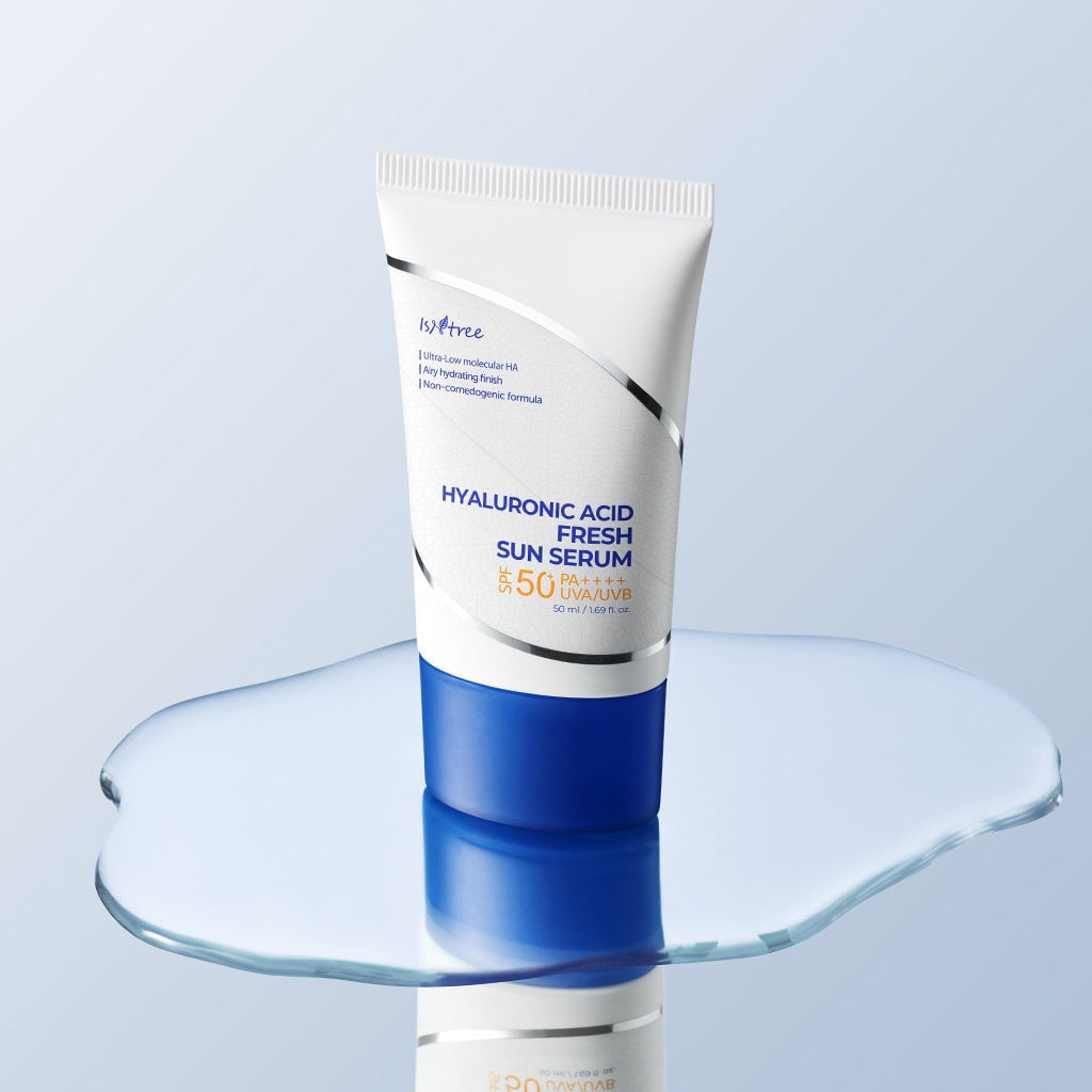 ISNTREE  Hyaluronic Acid Fresh Sun Serum 50ml, tube posé sur fond bleu clair avec gouttes, décor cosmétique
