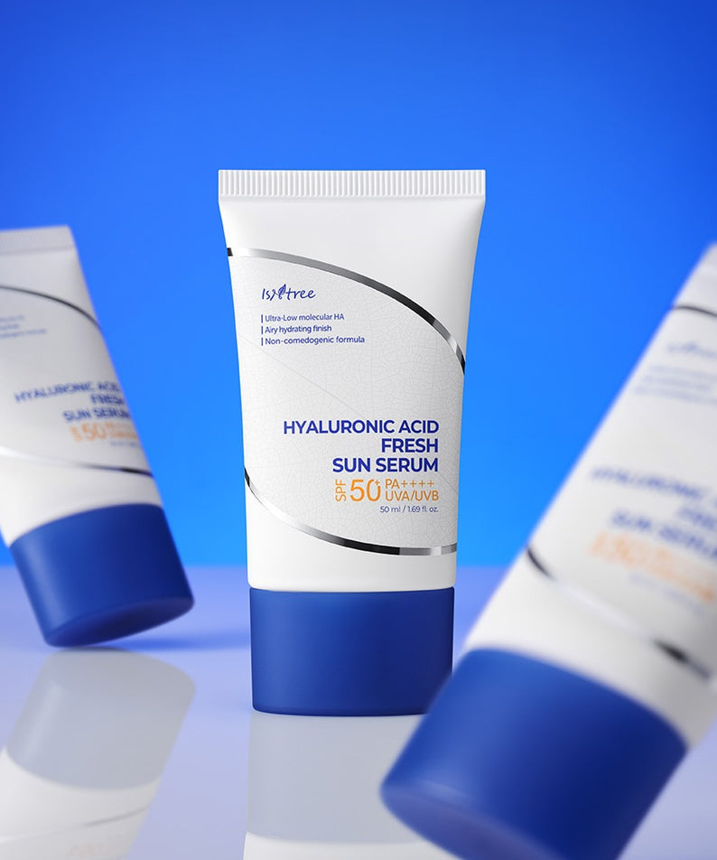 ISNTREE  Hyaluronic Acid Fresh Sun Serum 50ml, tube blanc sur fond bleu, produits beauté alignés (photo produit).