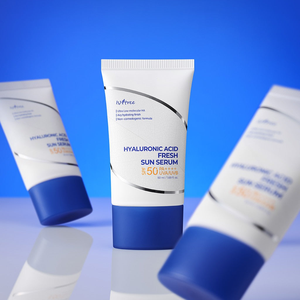 ISNTREE  Hyaluronic Acid Fresh Sun Serum 50ml, tube blanc sur fond bleu, produits beauté alignés (photo produit).