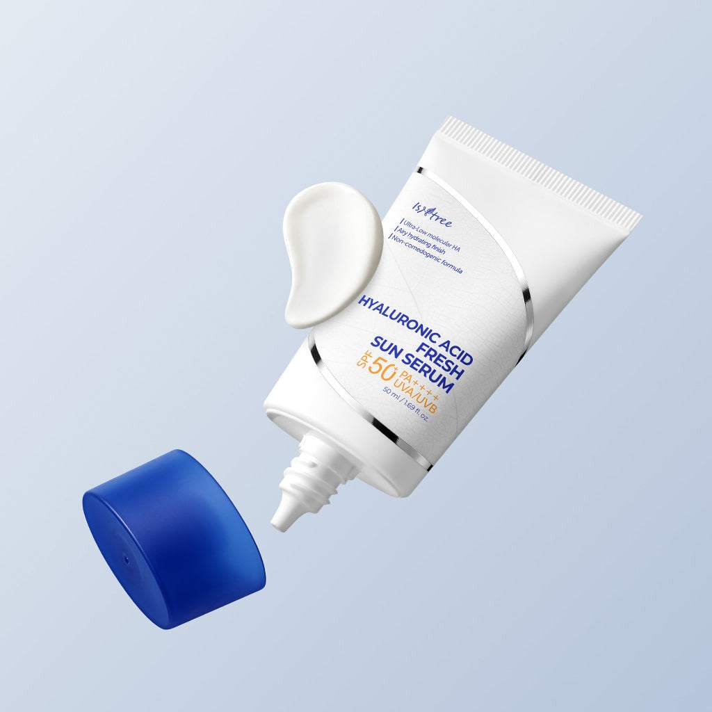 ISNTREE  Hyaluronic Acid Fresh Sun Serum 50ml, tube blanc et capuchon bleu sur fond bleu clair, style cosmétique