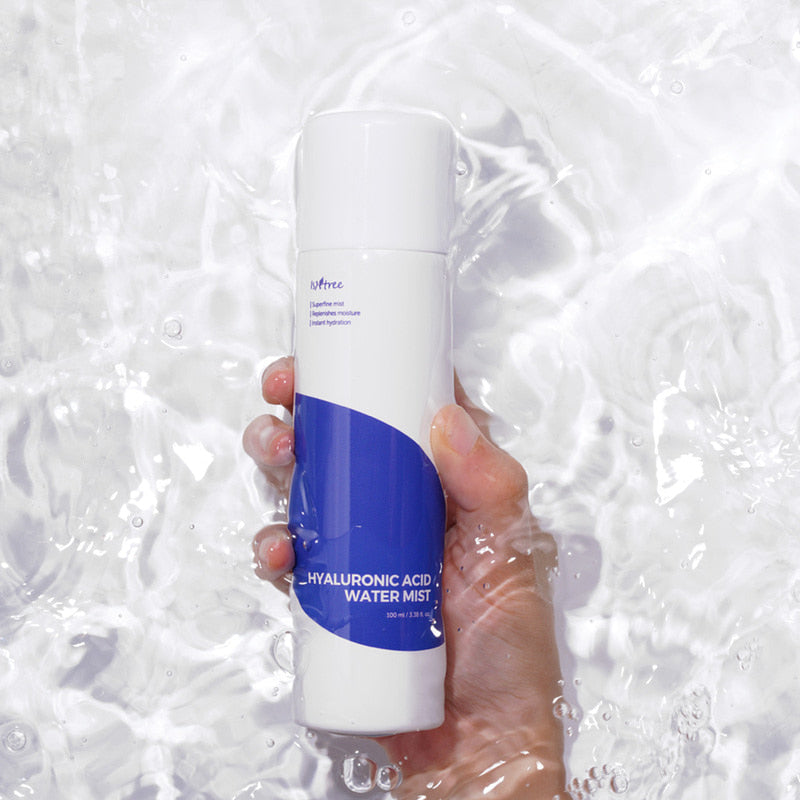 ISNTREE Hyaluronic Acid Water Mist 100ml en main, brume hydratante sur fond de bulles d’eau