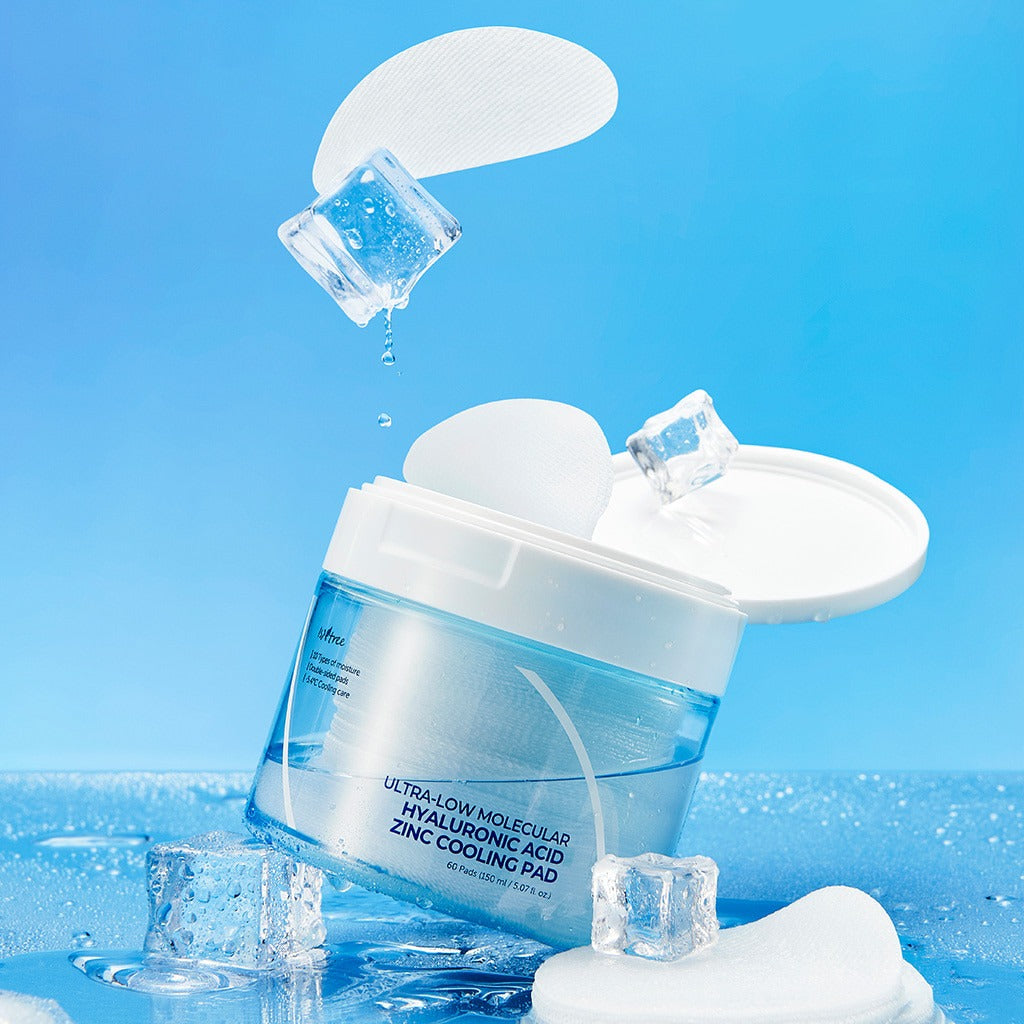 ISNTREE  Hyaluronic Acid ZINC Cooling Pad 60 Sheets, boîte sur glace en ambiance bleue, gouttes d’eau, produit cosmétique