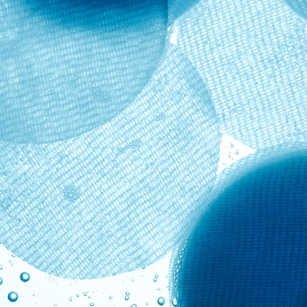 ISNTREE  Hyaluronic Acid ZINC Cooling Pad 60 Sheets, coussin rafraîchissant bleu sur fond aquatique, vue rapprochée