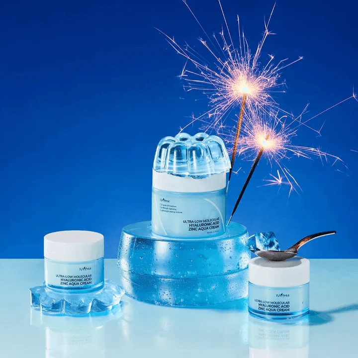 ISNTREE  Hyaluronic Acid ZINC Moisture Cream 80ml, flacon et pots sur fond bleu avec éclats d’eau et lumière