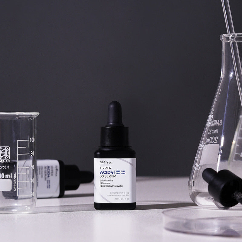 ISNTREE Hyper Acid 4 AHA BHA PHA RHA 30 Serum 20ml, flacon noir, contexte labo avec éprouvettes et pipettes.