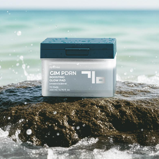 ISNTREE Kim PDRN Boosting Glow Pad 70 Sheets, boîte sur sable, vague et éclaboussures, ambiance soin spa bord de mer