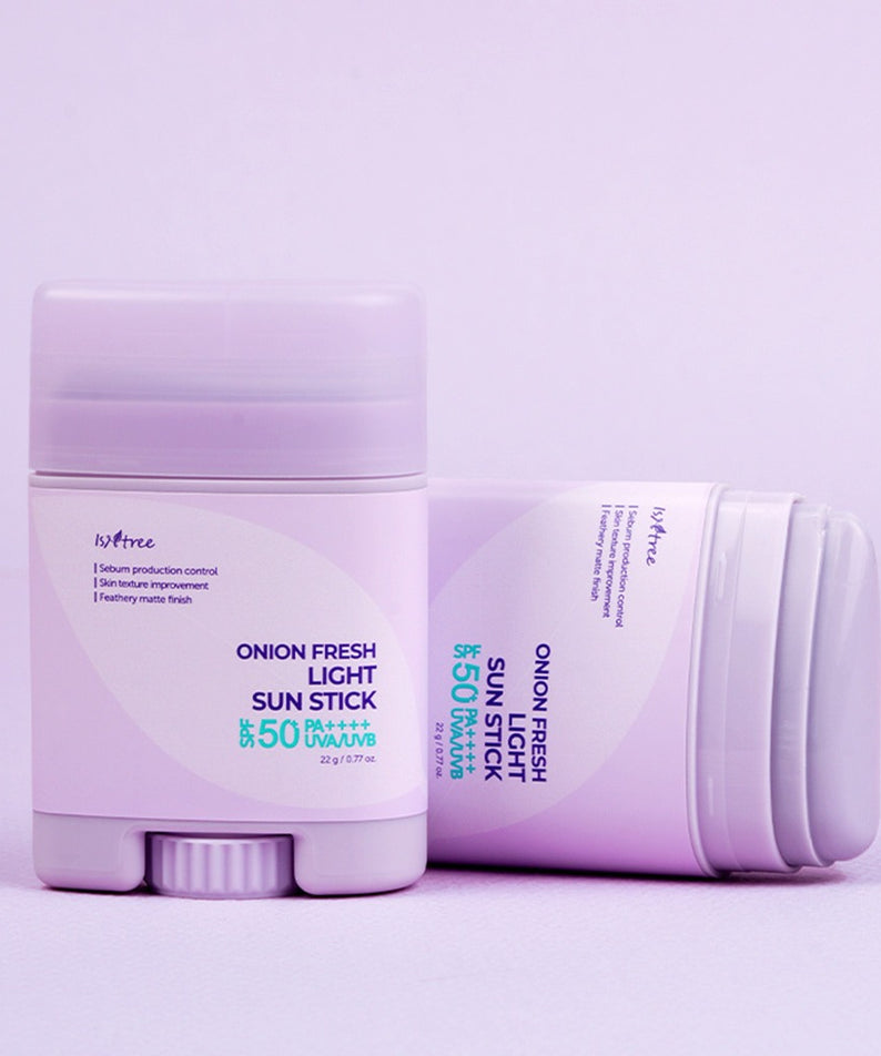 ISNTREE  Onion Fresh Light Sun Stick 22g de marque ISNTREE, stick solaire et étui sur fond clair, photo produit.
