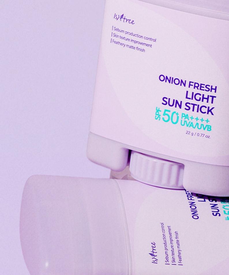 ISNTREE  Onion Fresh Light Sun Stick 22g, tube de protection solaire sur fond rose, packaging marque visible.