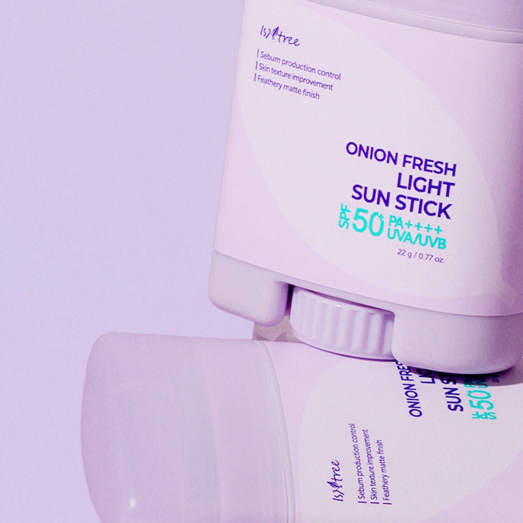 ISNTREE  Onion Fresh Light Sun Stick 22g, tube de protection solaire sur fond rose, packaging marque visible.