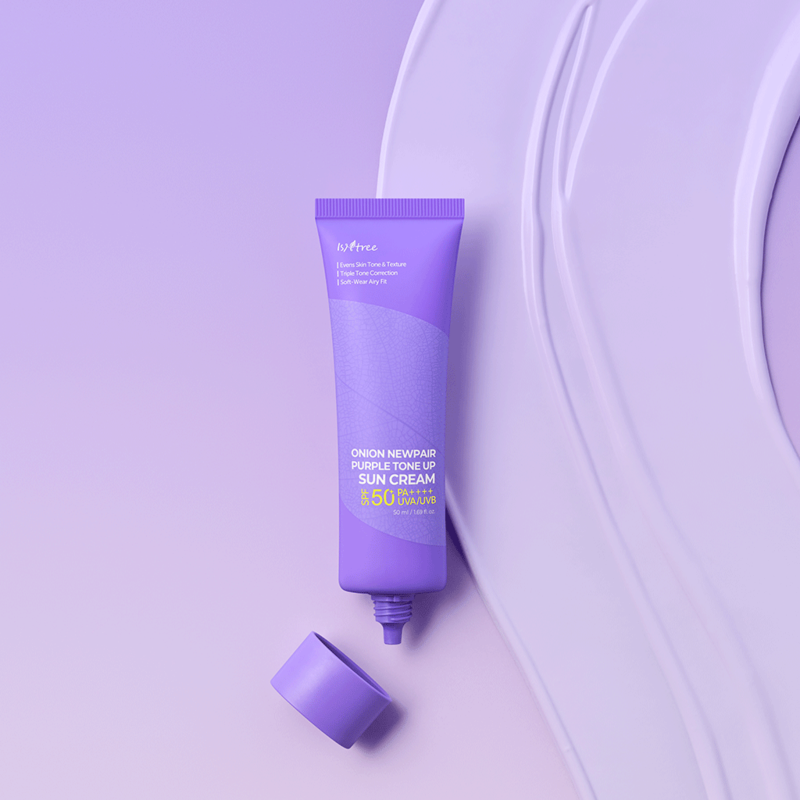 ISNTREE Onion Newpair Purple Tone-Up Sunscreen 50ml de ISNTREE, tube violet sur fond lilas, contexte beauté skincare