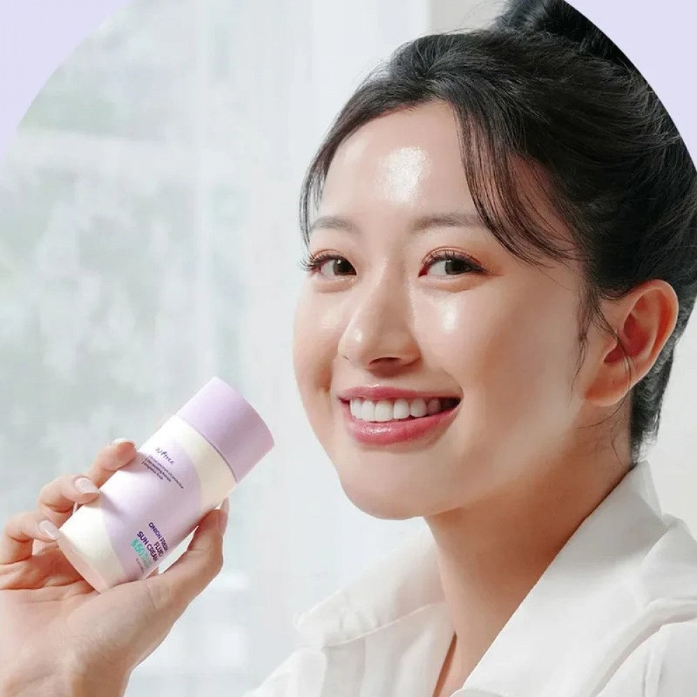 ISNTREE  Onion fresh Fluid Sun Cream 50ml : crème solaire fluide tenue sur une femme en laboratoire, flacon violet