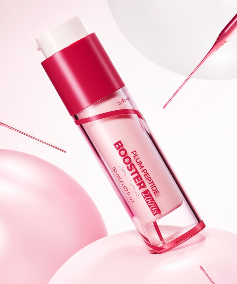 ISNTREE  Plum Peptide Booster 2000s 50ml sur fond rose, bouteille cosmétique avec gouttes et plumage rouge, studio.