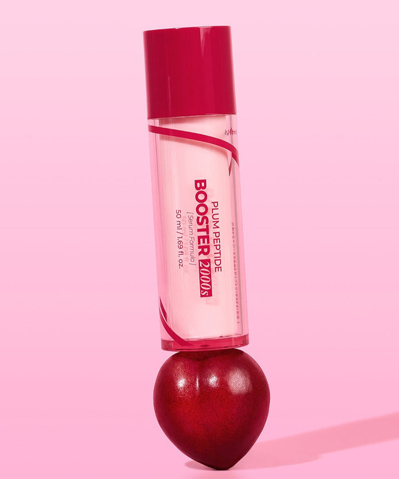 ISNTREE  Plum Peptide Booster 2000s 50ml, flacon rose et cœur prune sur fond rose, marque ISNTREE en gros plan