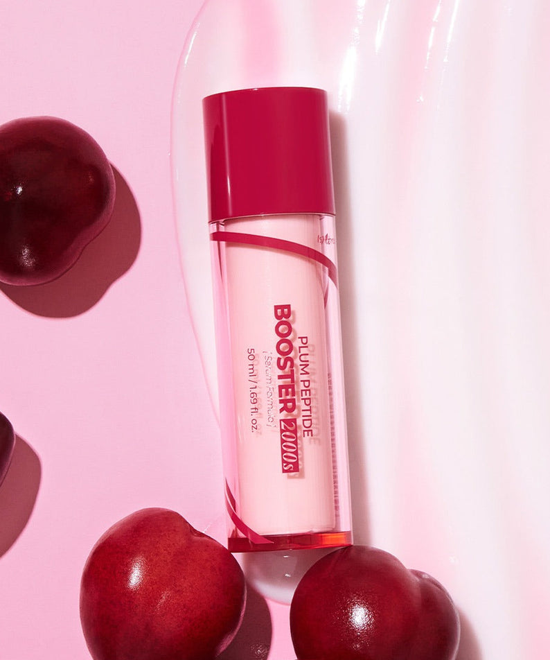 ISNTREE  Plum Peptide Booster 2000s 50ml, flacon rose avec bouchon rouge, entouré de prunes sur fond rose, photo produit
