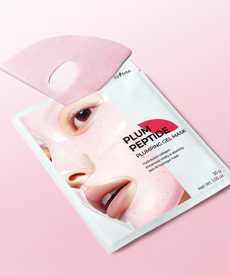 ISNTREE Plum Peptide Plumping Gel Mask 30g x 4 sheets, masque gel à la prune posé sur fond rose, photo produit.