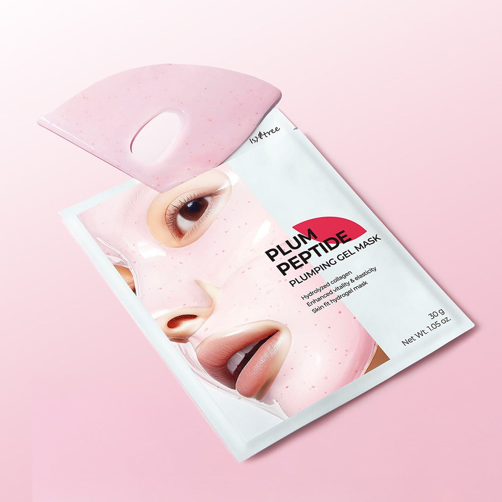 ISNTREE Plum Peptide Plumping Gel Mask 30g x 4 sheets, masque gel à la prune posé sur fond rose, photo produit.
