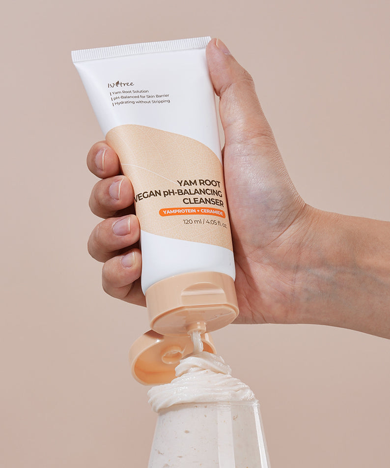 ISNTREE Yam Vegan Mildly Acidic Cleanser 120ml : tube ISNTREE pressé, mousse blanche vers le visage, main sur fond beige