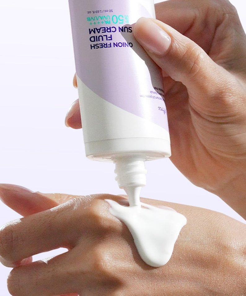 Application de la crème solaire ISNTREE Onion fresh Fluid Sun Cream 50ml sur la main, hydratation et protection solaire.
