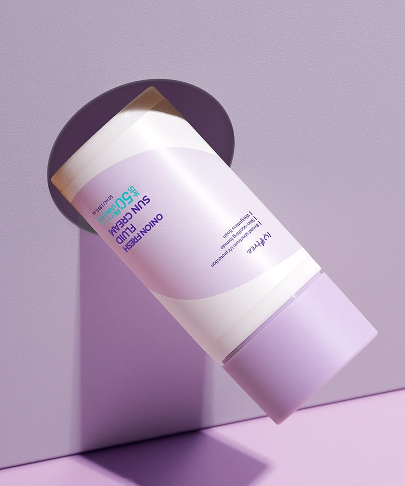 ISNTREE Onion fresh Fluid Sun Cream 50ml exposé contre surface lilas, produit de beauté élégant et moderne.