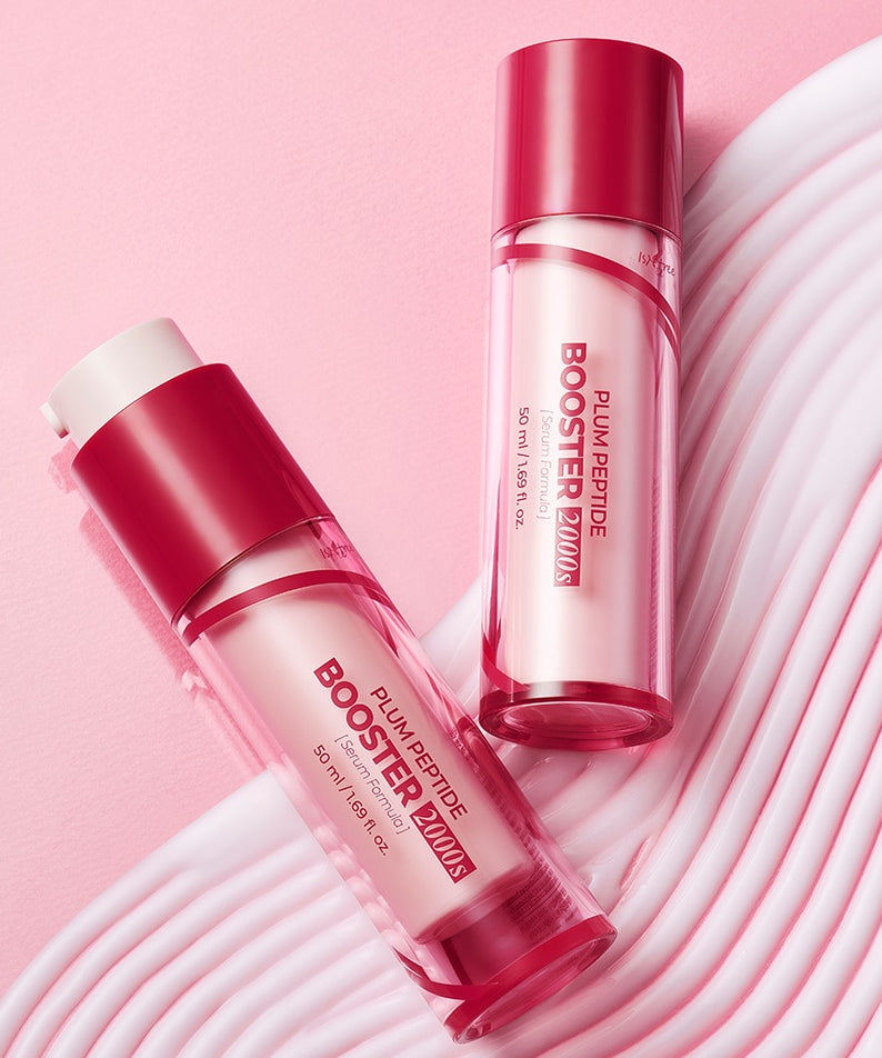 Bouteille de soin cutané ISNTREE Plum Peptide Booster 2000s 50ml sur fond rose élégant.