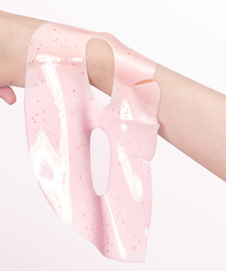 Masque gel ISNTREE Plum Peptide Plumping 30g x 4 feuilles appliqué sur le bras, montrant texture et couleur du produit.