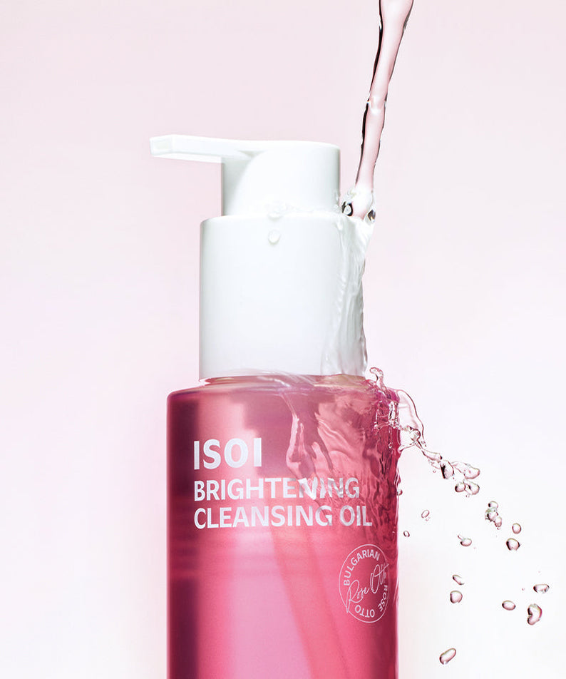 ISOI Brightening Cleansing Oil 150ml : flacon ISOI rouge sur fond clair, huile versée et éclaboussures d’eau