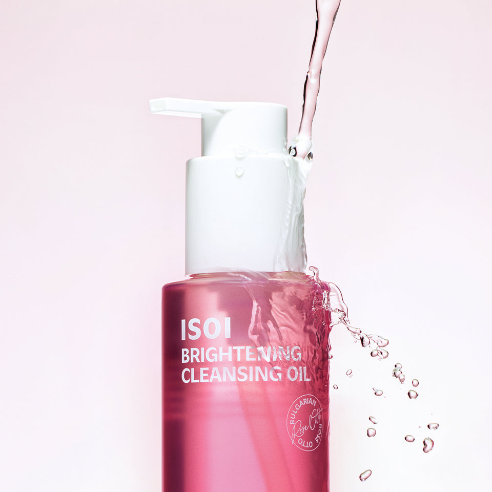 ISOI Brightening Cleansing Oil 150ml : flacon ISOI rouge sur fond clair, huile versée et éclaboussures d’eau