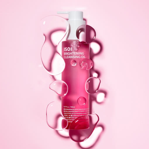 ISOI Brightening Cleansing Oil 150ml de la marque ISOI, flacon posé sur fond rose avec gouttes d'huile.