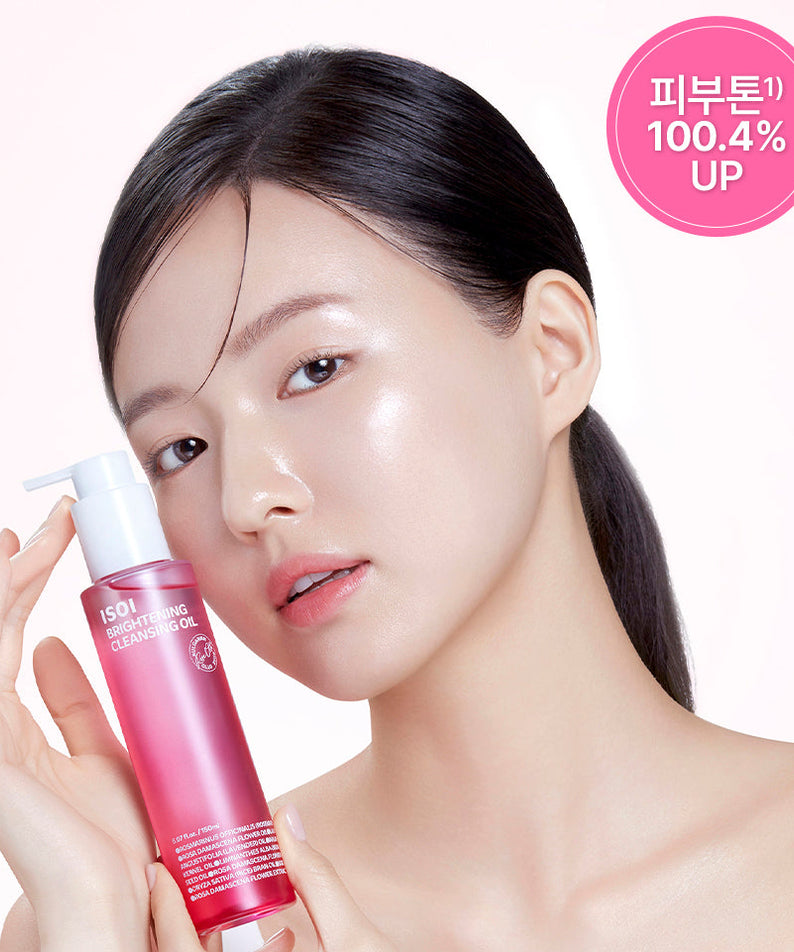 IS OI Brightening Cleansing Oil 150ml, ISOI : flacon rose près d’une femme visage, promo 100.4% UP sur fond clair.
