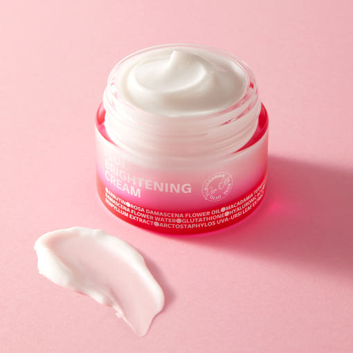 ISoi Brightening Cream 55ml, crème ISOI en pot avec texture crémeuse sur fond rose, produit de soin éclaircissant