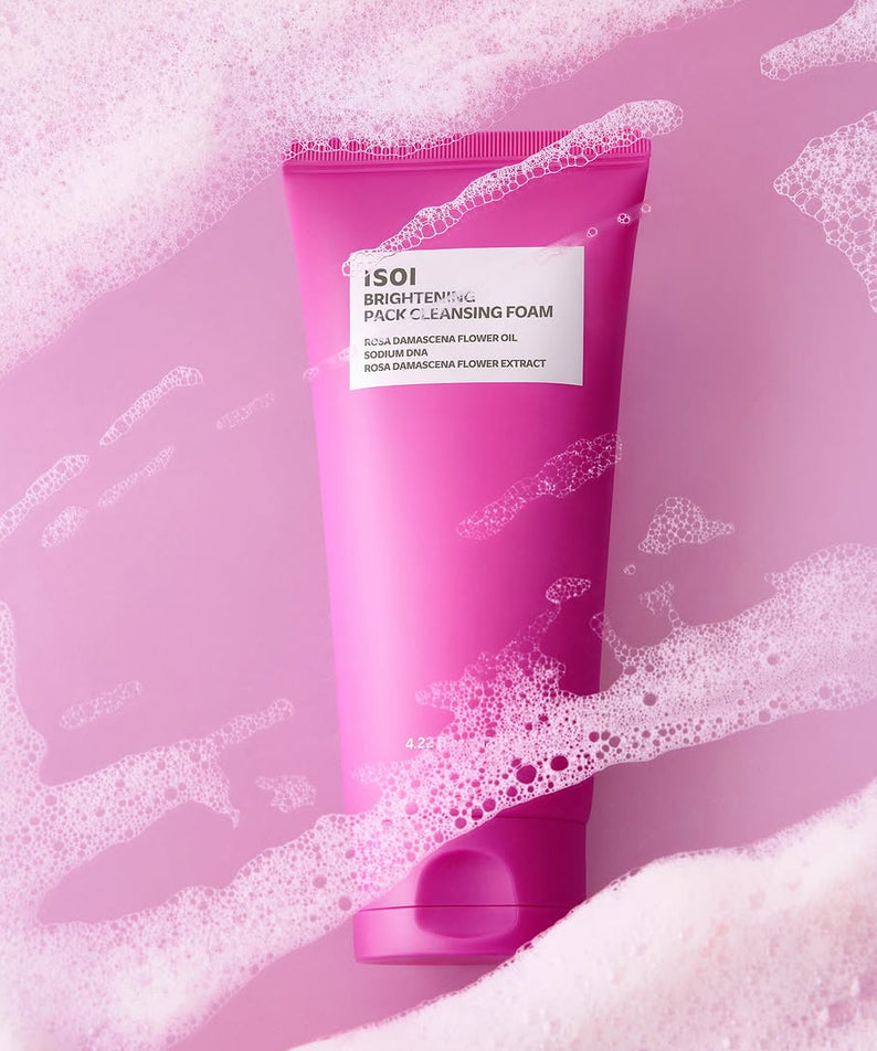 ISOI Brightening Pack Cleansing Foam 125ml, gel nettoyant de la marque ISOI, tube rose sur fond mousse rose