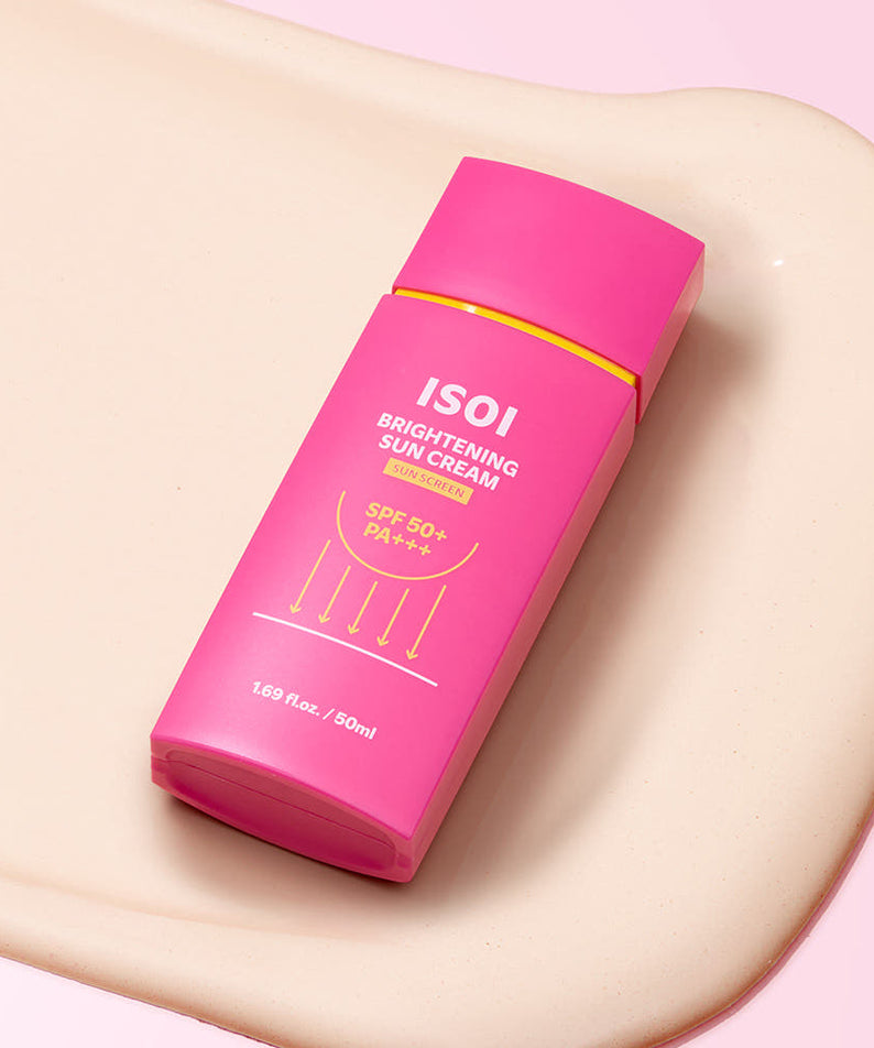 ISOI Brightening Sun Cream SPF 50+ PA +++ 50ml en flacon rose sur peau avec lumière douce, visuel beauté.