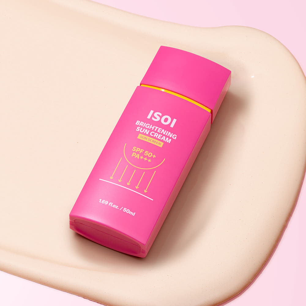 ISOI Brightening Sun Cream SPF 50+ PA +++ 50ml en flacon rose sur peau avec lumière douce, visuel beauté.