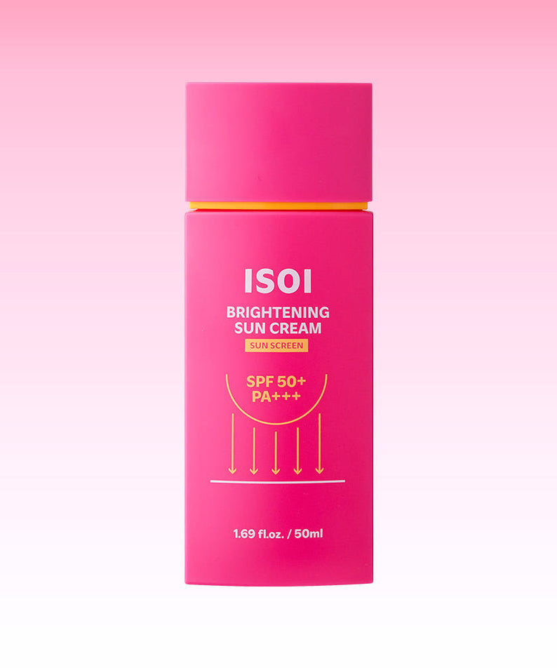 ISOLI Brightening Sun Cream SPF 50+ PA +++ 50ml de la marque ISOI sur fond rose clair, tube de crème solaire SPF.