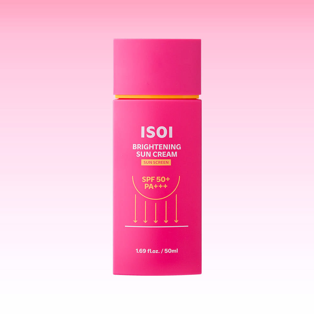 ISOLI Brightening Sun Cream SPF 50+ PA +++ 50ml de la marque ISOI sur fond rose clair, tube de crème solaire SPF.