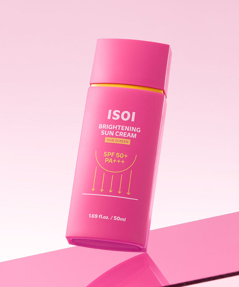 ISОI Brightening Sun Cream SPF 50+ PA +++ 50ml, crème solaire rose sur fond pastel, flacon marque ISOI visible