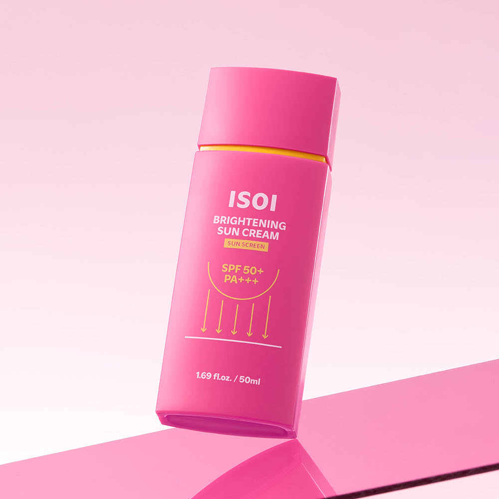 ISОI Brightening Sun Cream SPF 50+ PA +++ 50ml, crème solaire rose sur fond pastel, flacon marque ISOI visible