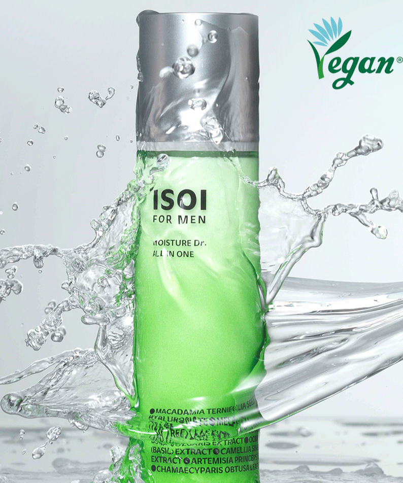 ISOI For Men Moisture Dr. All In One 100ml, flacon vert sur fond éclaboussures d’eau, marque ISOI, visuel cosmétique