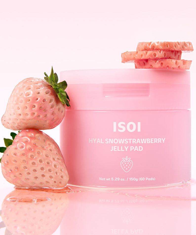 ISOT Hyal Snowflake Strawberry Jelly Pad 60 sheets ISOI, boîte rose et fraises en contexte photo maquillage