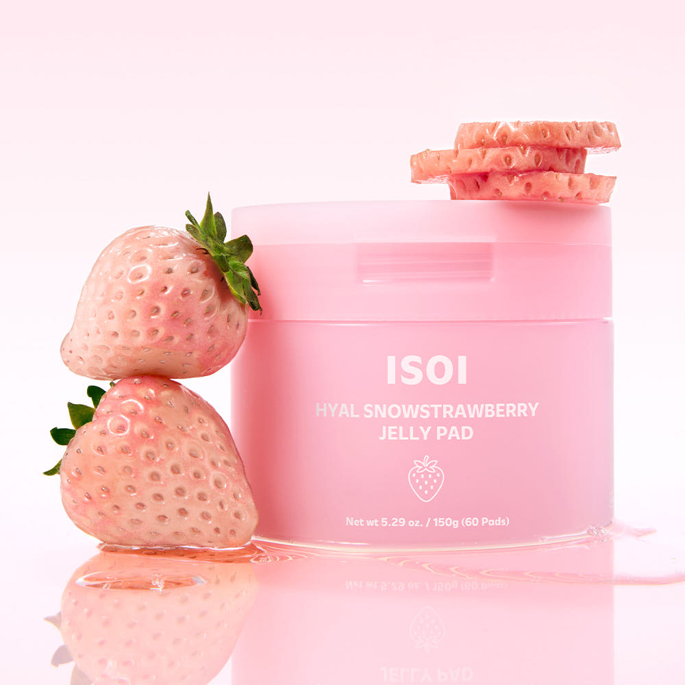 ISOT Hyal Snowflake Strawberry Jelly Pad 60 sheets ISOI, boîte rose et fraises en contexte photo maquillage
