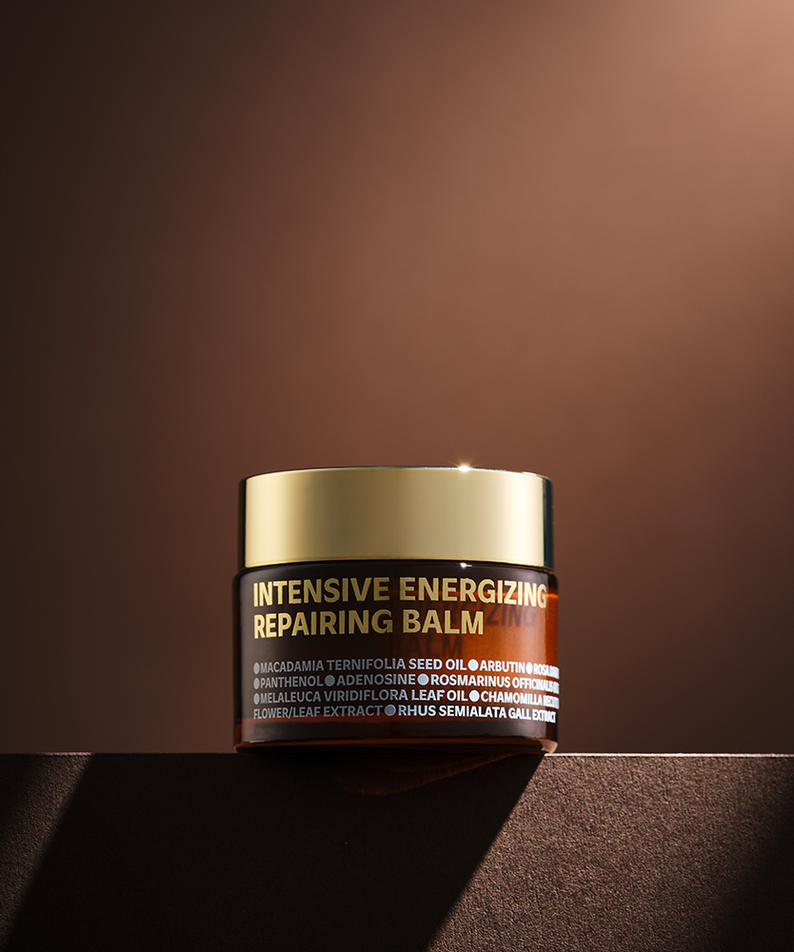 IS0I Intensive Energizing Repairing Balm 50ml ISOI : pot de baume sur fond brun, éclairage studio, look luxe
