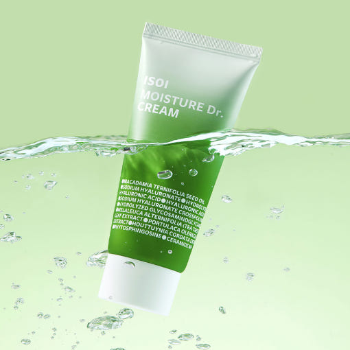 ISOI Moisture Cream 70ml, crème hydratante de la marque ISOI sur fond vert, avec gouttes d’eau et tube visible.