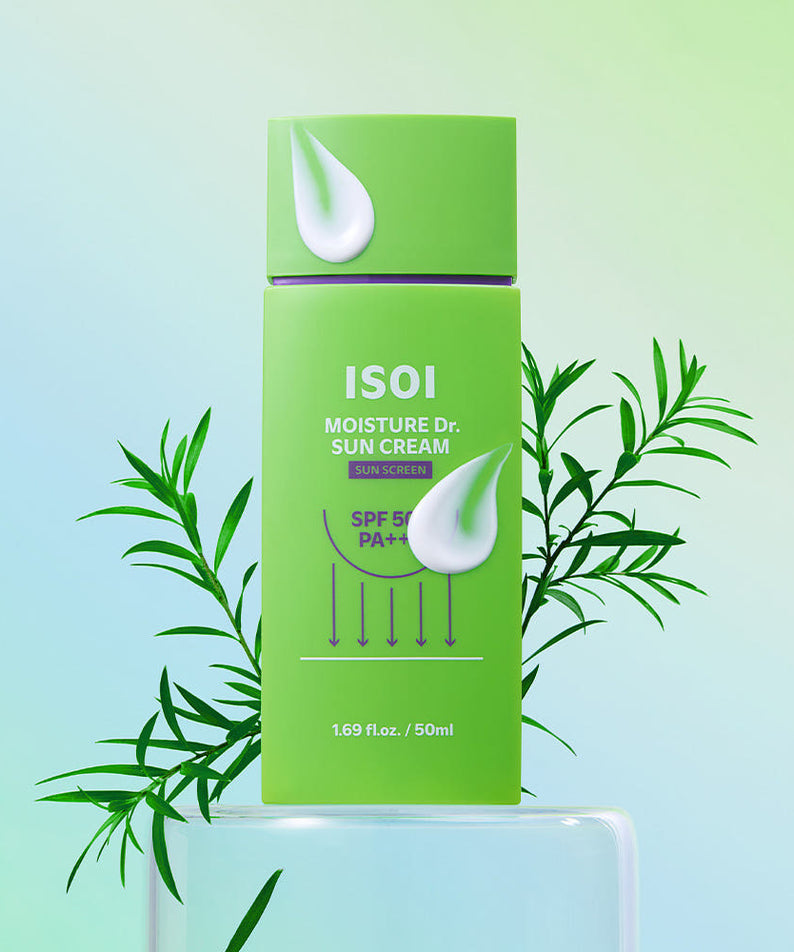 IS0I Moisture Doctor Sun Cream SPF50+PA+++ 50ml de marque IS0I, crème solaire verte sur fond vert avec feuilles.