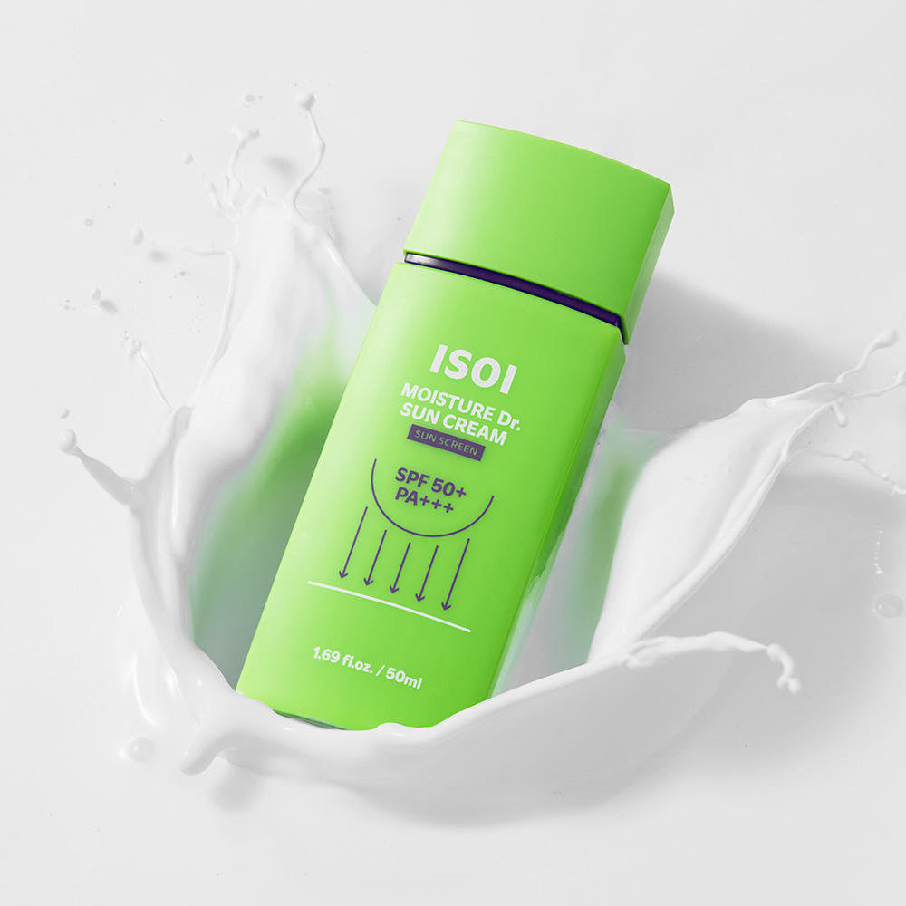 ISOI Moisture Doctor Sun Cream SPF50+PA+++ 50ml en flacon vert, posé dans un décor de crème et éclaboussures blanches