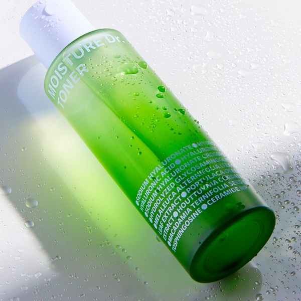 ISQI Moisture Doctor Toner 130ml ISOI, flacon vert sur fond de gouttes d’eau, visuel soins hydratants