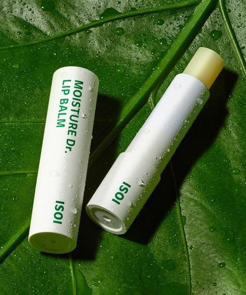 IS0I Moisture Dr. Lip Balm 3,9g ISOI, tube de baume à lèvres sur feuille verte humide, gouttes d’eau, fond naturel