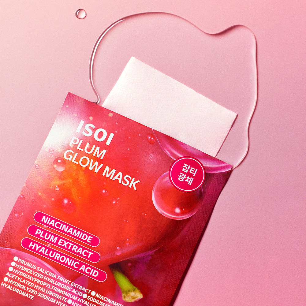 ISOI Plum Glow Mask 23ml 1 Sheet de la marque ISOI, masque visage en sachet rouge, fond rose décoratif.