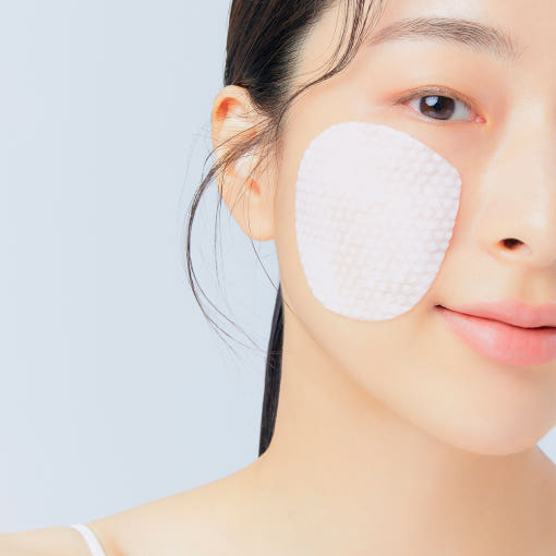 ISOI Pore Tightening Anti-Sebum Pads 60 Sheets : la marque ISOI applique des pads anti-séborrhée sur le visage, gros plan.