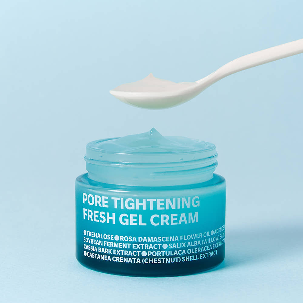 IS0I Pore Tightening Fresh Gel Cream 50ml ISOI, gel crème bleue, pot ouvert et cuillère sur fond bleu clair