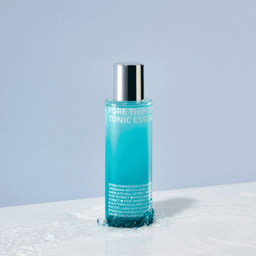ISOI Pore Tightening Tonic Essence 130ml, flacon turquoise sur fond clair bleu, image produit en studio